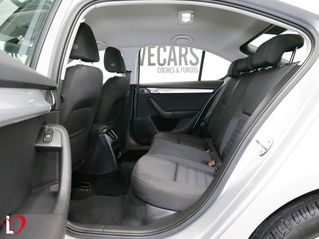 SKODA OCTAVIA 2.0 TDI CR AMBITION 6 VEL 150 de segunda mano
