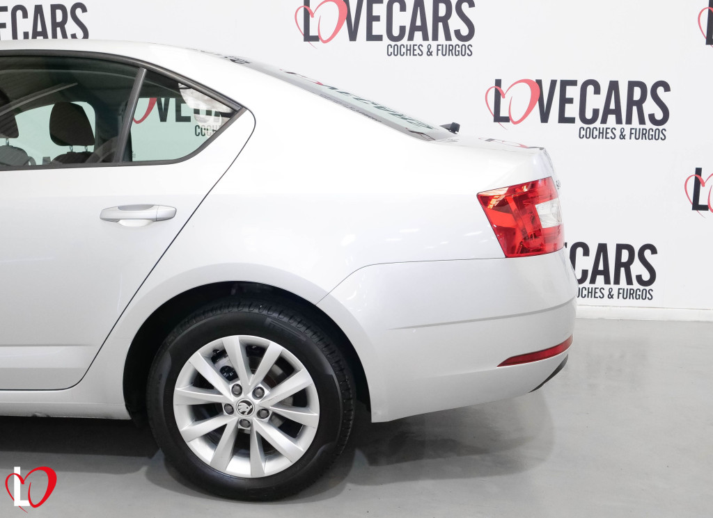 SKODA OCTAVIA 2.0 TDI CR AMBITION 6 VEL 150 de segunda mano