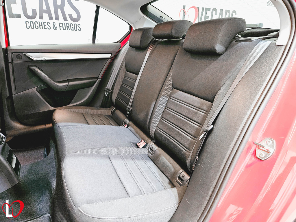 SKODA OCTAVIA 2.0 TDI CR AMBITION 6 VEL 150 de segunda mano