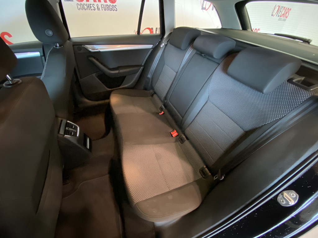 SKODA OCTAVIA COMBI 1.6 TDI CR AMBITION 110 de segunda mano