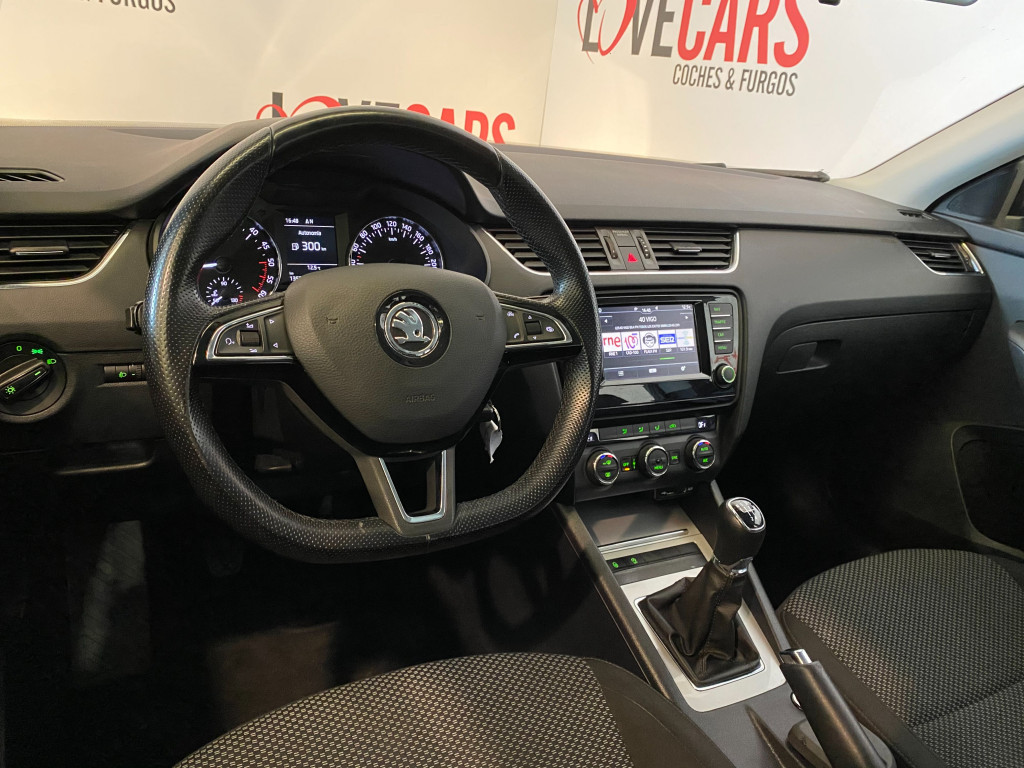 SKODA OCTAVIA COMBI 1.6 TDI CR AMBITION 110 de segunda mano