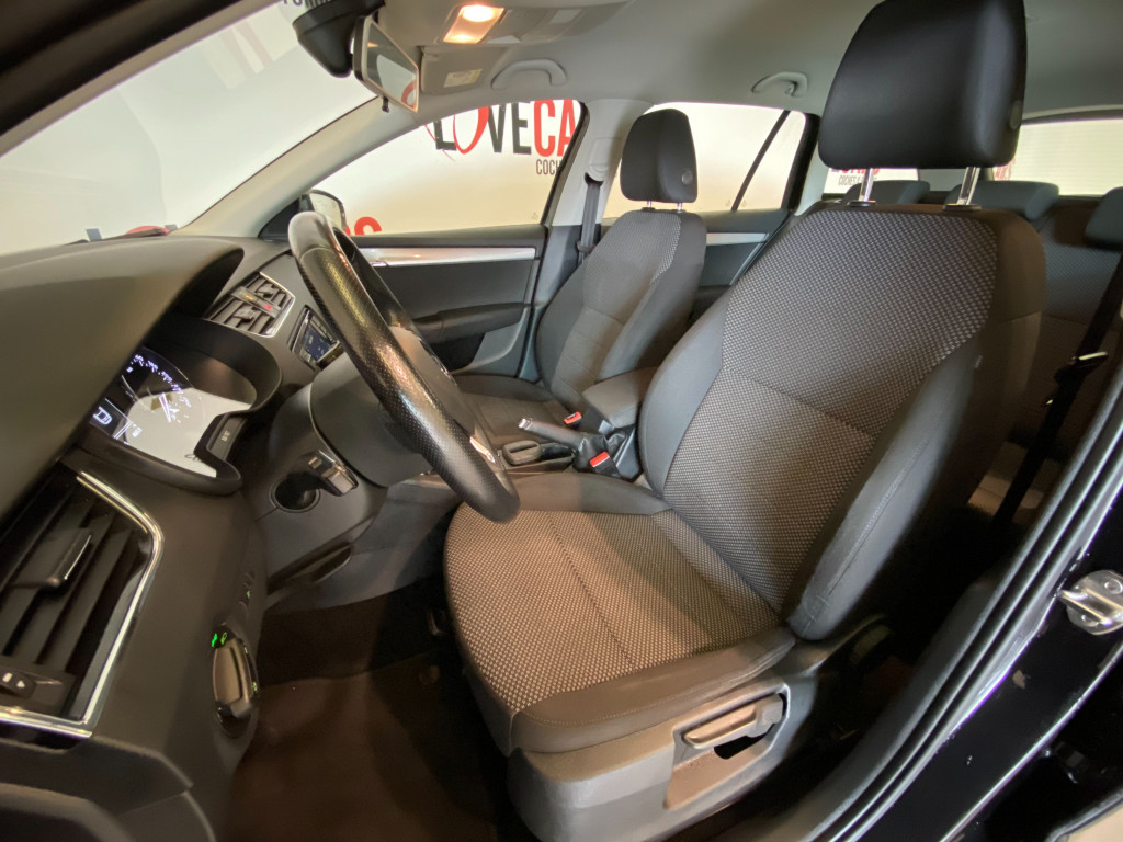SKODA OCTAVIA COMBI 1.6 TDI CR AMBITION 110 de segunda mano