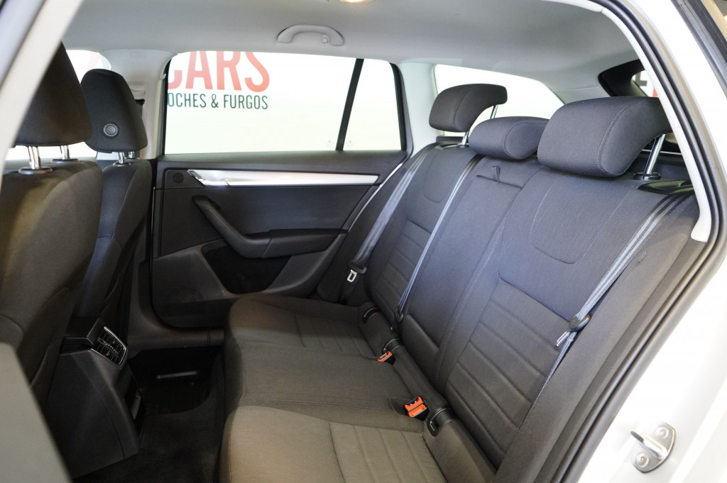SKODA OCTAVIA COMBI 2.0 TDI DSG CR STYLE 150 de segunda mano