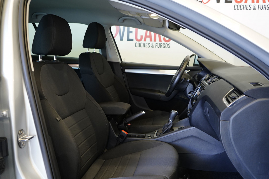 SKODA OCTAVIA COMBI 2.0 TDI DSG CR STYLE 150 de segunda mano