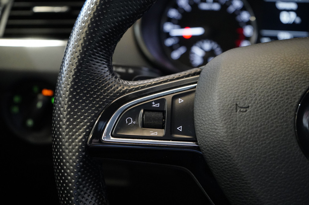 SKODA OCTAVIA COMBI 2.0 TDI DSG CR STYLE 150 de segunda mano