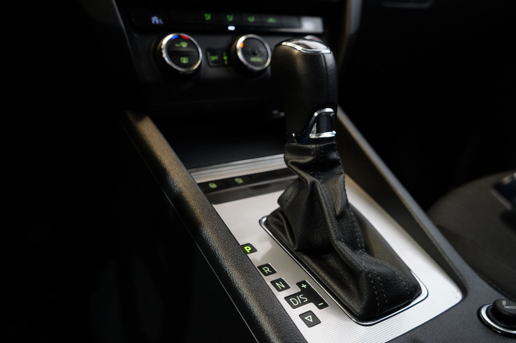 SKODA OCTAVIA COMBI 2.0 TDI DSG CR STYLE 150 de segunda mano