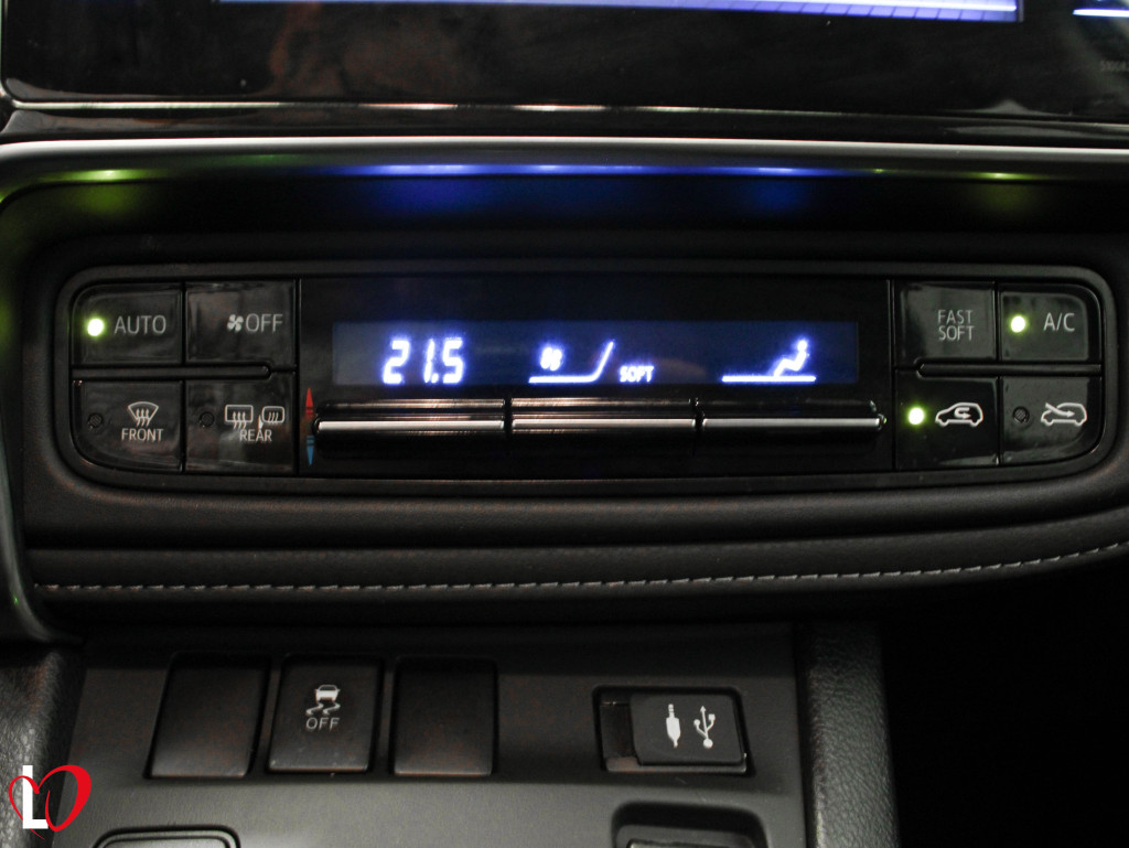 TOYOTA AURIS 1.8 AUTOM. HYBRID FEEL EDITION 140 de segunda mano