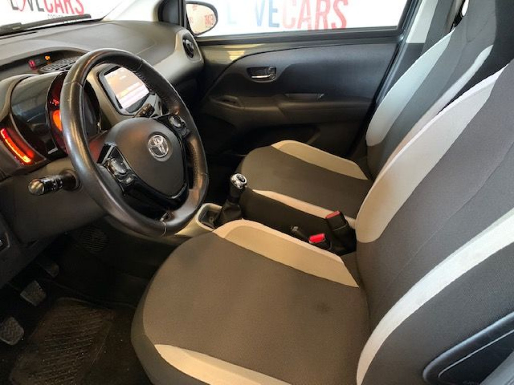 TOYOTA AYGO 1.0 70 X-PLAY de segunda mano