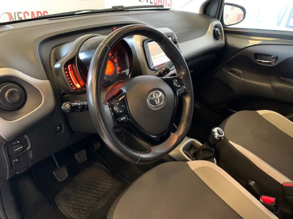 TOYOTA AYGO 1.0 70 X-PLAY de segunda mano