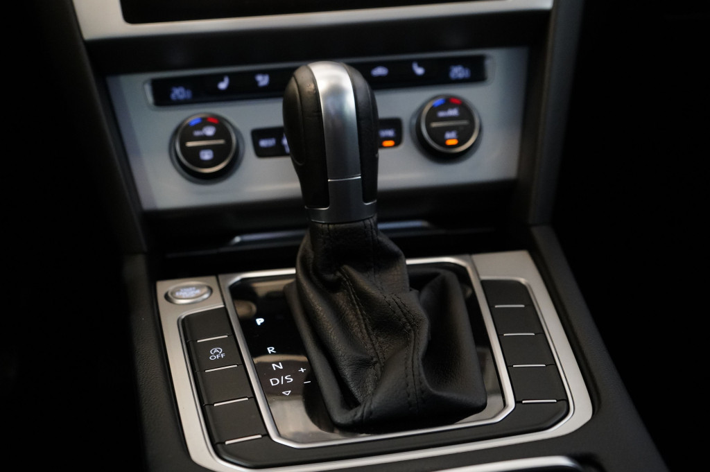 VOLKSWAGEN PASSAT VARIANT 2.0 TDI DSG-7 COMFORTLINE 150 de segunda mano