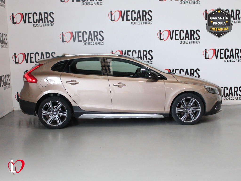VOLVO V40 CROSS COUNTRY 1.6 D2 MOMENTUN 115 de segunda mano