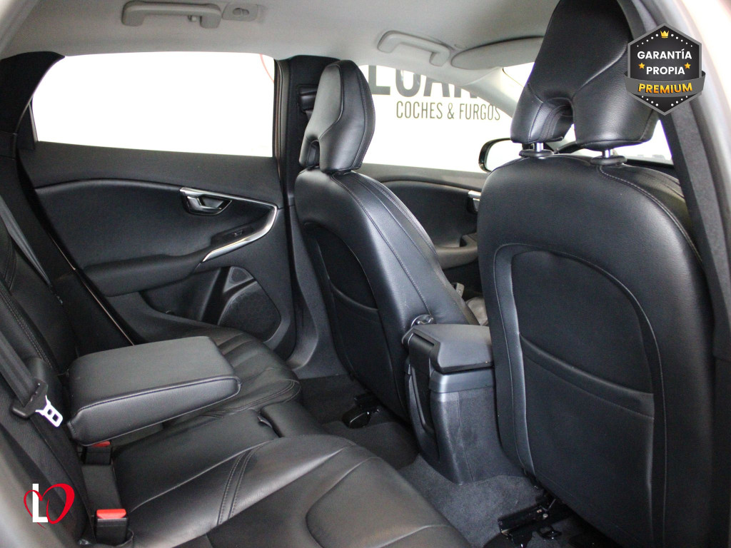 VOLVO V40 CROSS COUNTRY 1.6 D2 MOMENTUN 115 de segunda mano