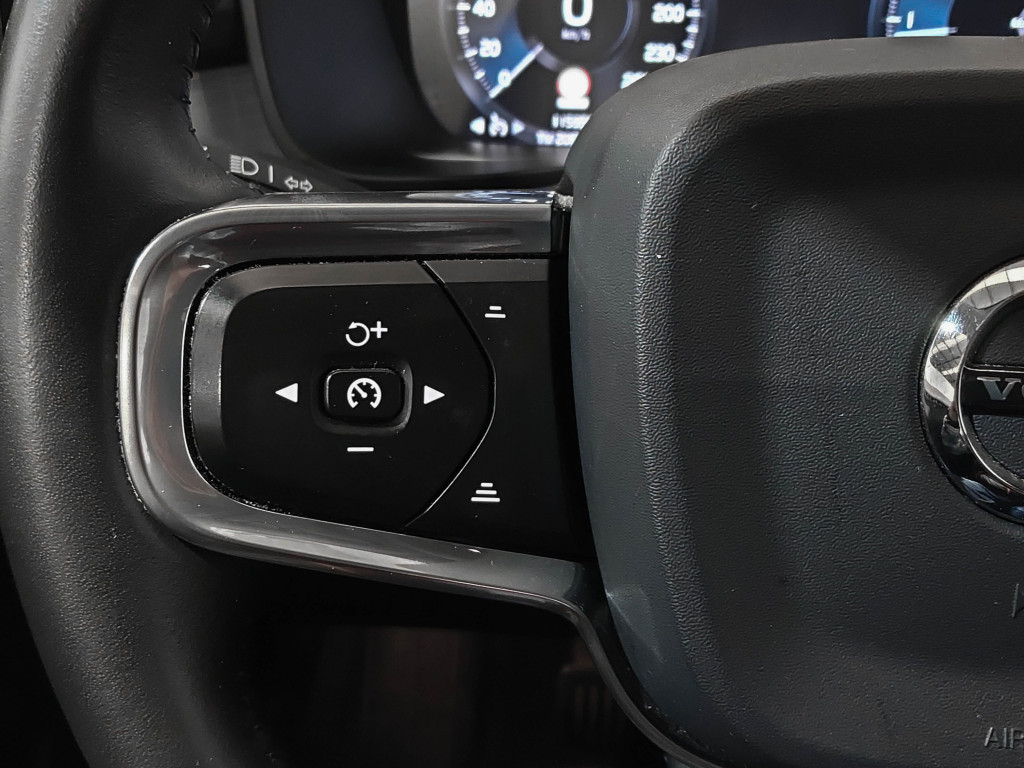 VOLVO XC 40 2.0 D D3 MOMENTUM 150 de segunda mano