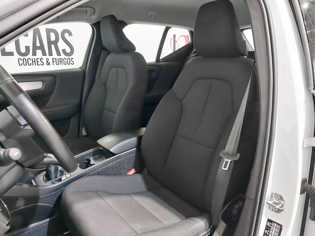 VOLVO XC 40 2.0 D D3 MOMENTUM 150 de segunda mano