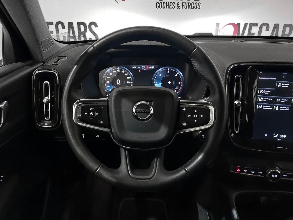 VOLVO XC 40 2.0 D D3 MOMENTUM 150 de segunda mano