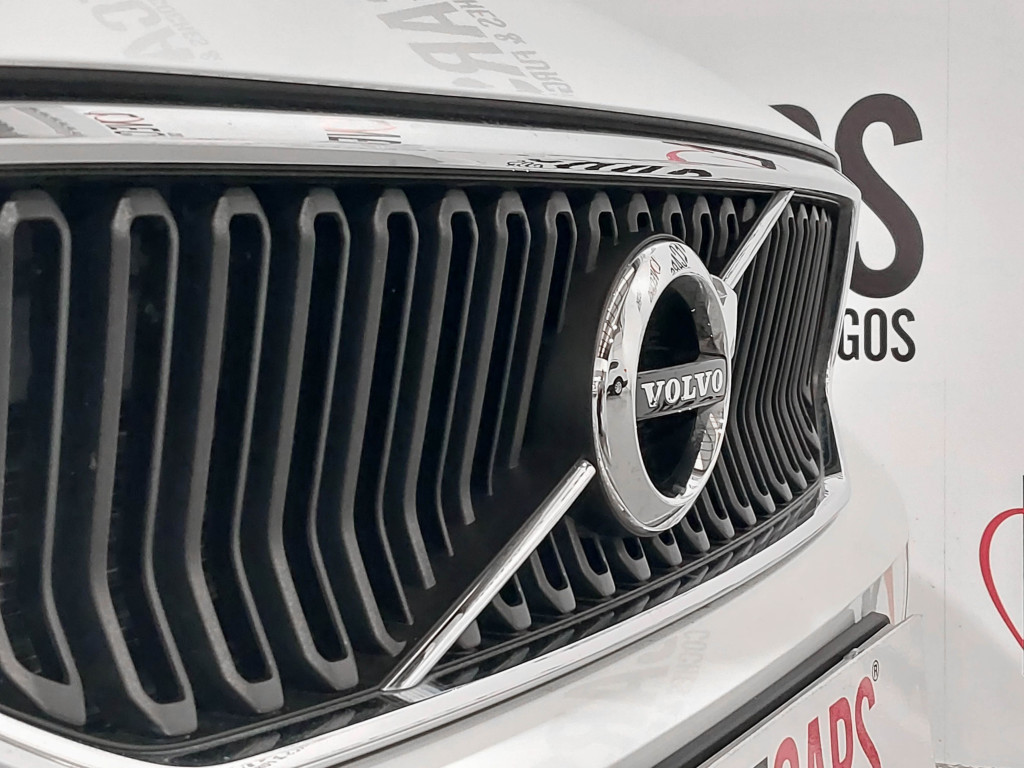 VOLVO XC 40 2.0 D D3 MOMENTUM 150 de segunda mano