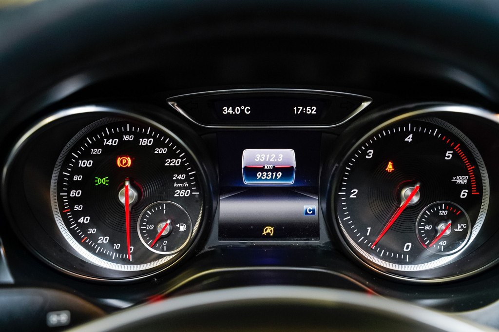 MERCEDES CLA COUPE 200 D AMG FASCINATION TECHO 136