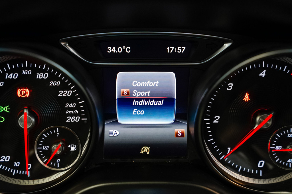 MERCEDES CLA COUPE 200 D AMG FASCINATION TECHO 136