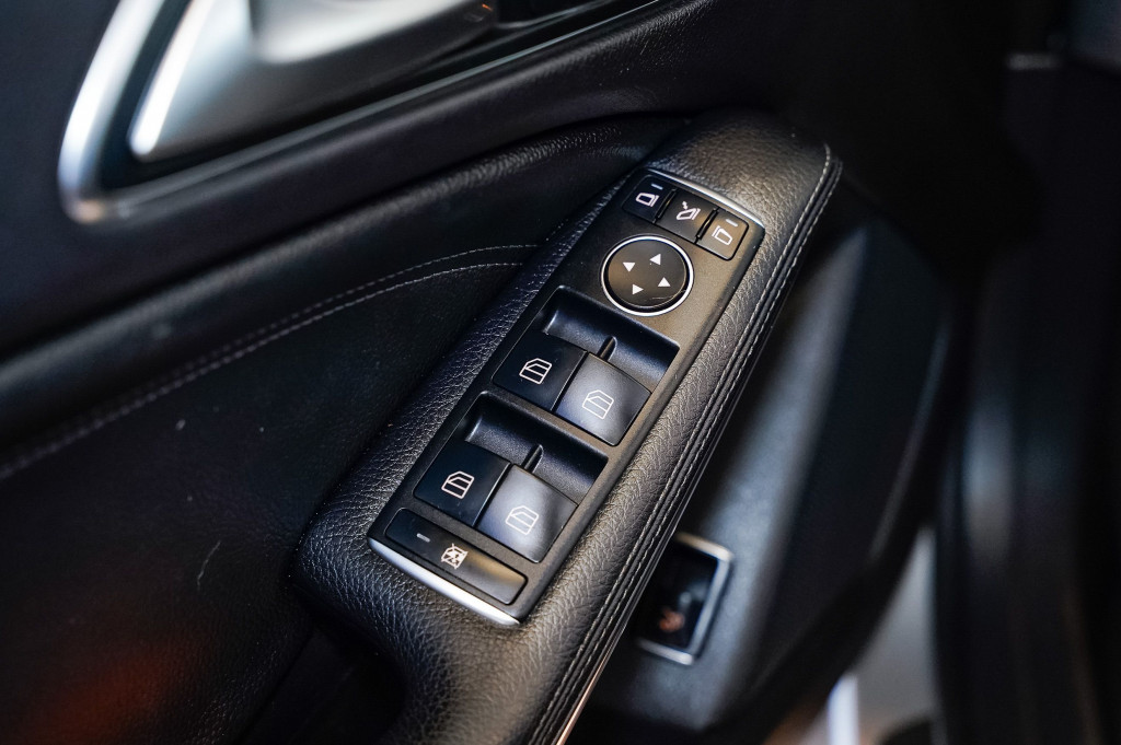 MERCEDES CLA COUPE 200 D AMG FASCINATION TECHO 136