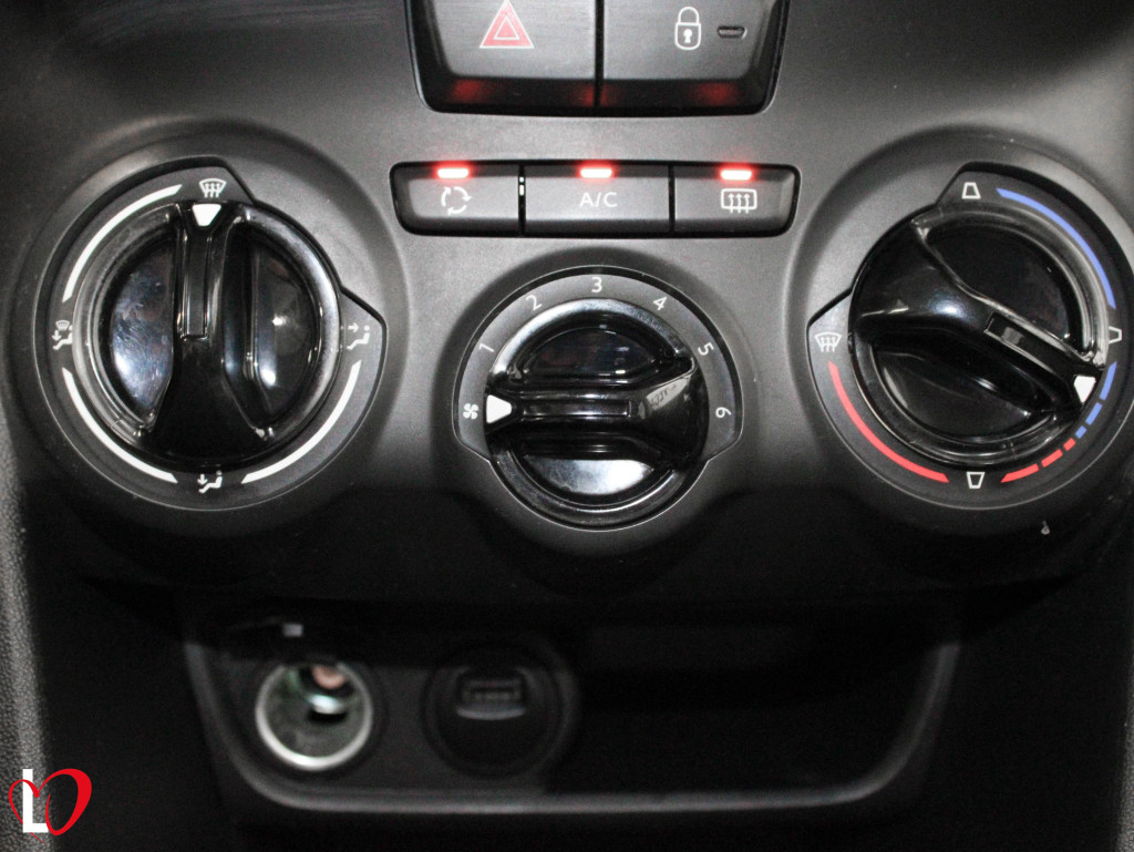 PEUGEOT 208 1.2 SIGNATURE PURETECH 82