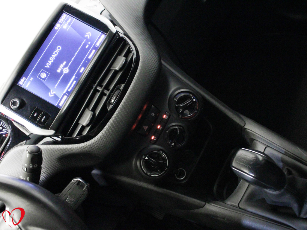 PEUGEOT 208 1.2 SIGNATURE PURETECH 82