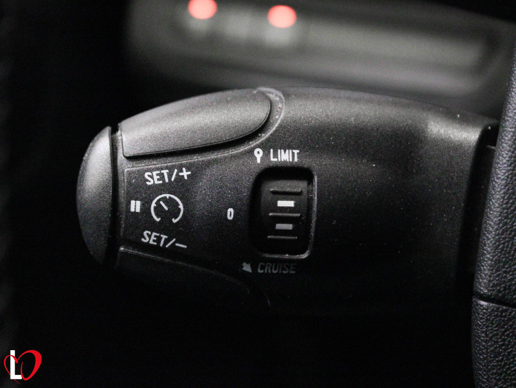 PEUGEOT 208 1.2 SIGNATURE PURETECH 82