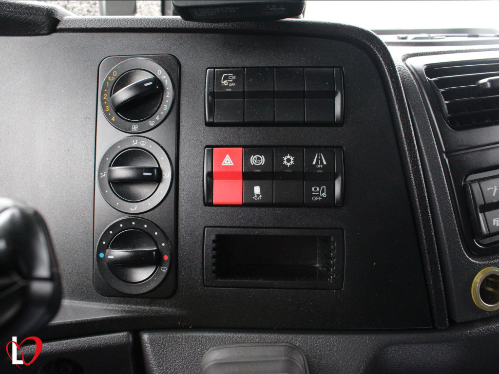 MERCEDES ATEGO 1324 CAJA C/TRAMPILLA 240 de segunda mano MERCEDES ATEGO 1324 CAJA C/TRAMPILLA 240 de segunda mano