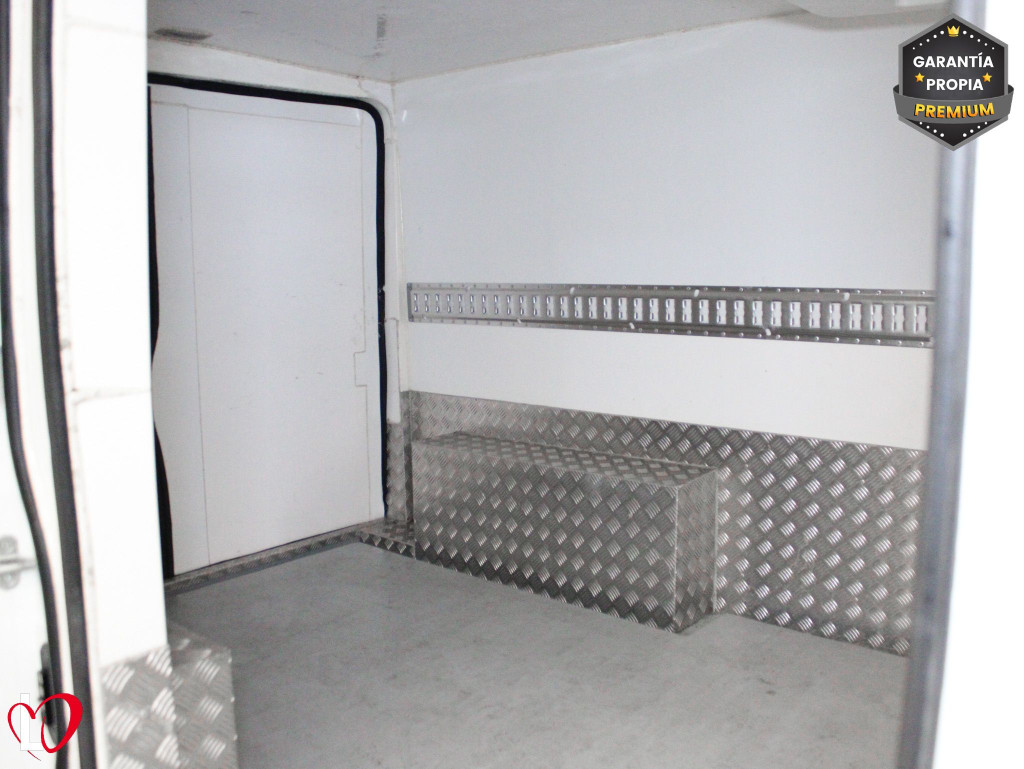 PEUGEOT BOXER 2.0 BlueHDI L1H1 330 ISOTERMO + EQUIPO FRIO 110 de segunda mano