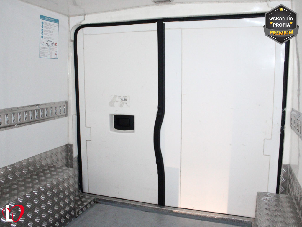 PEUGEOT BOXER 2.0 BlueHDI L1H1 330 ISOTERMO + EQUIPO FRIO 110 de segunda mano