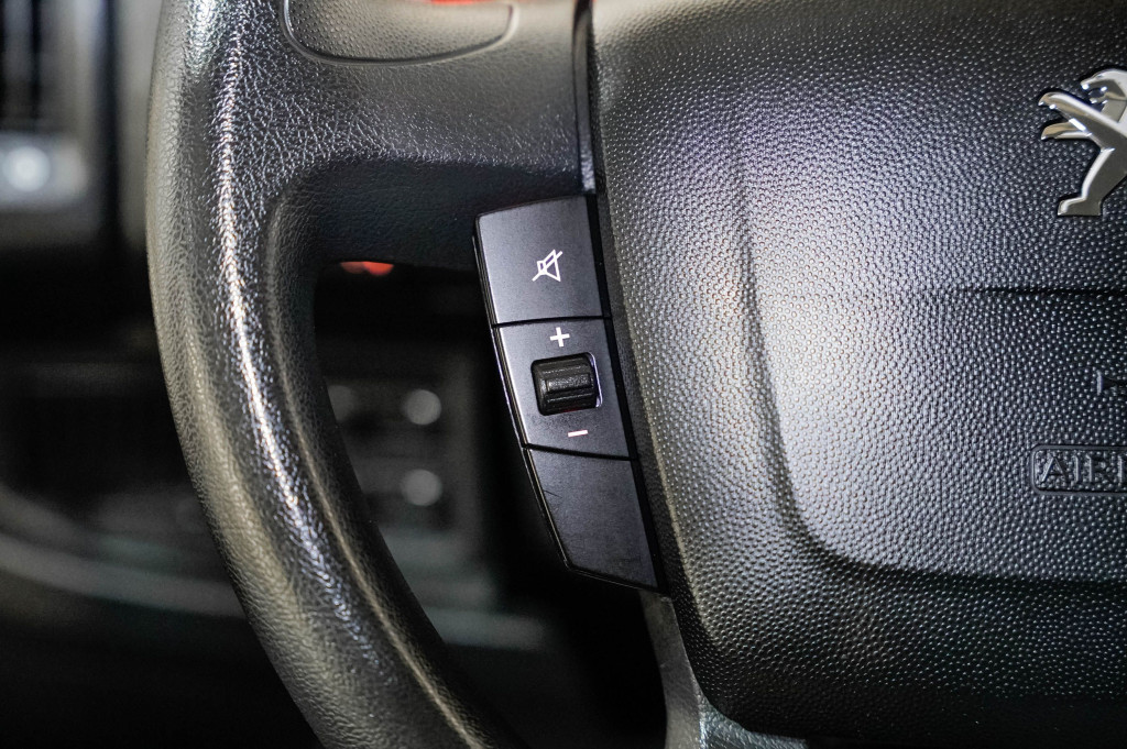 PEUGEOT BOXER BlueHDI FURGÓN COMBI 7 PLAZAS (PLATAFORMA ELEVADORA) L4 H2 160 de segunda mano