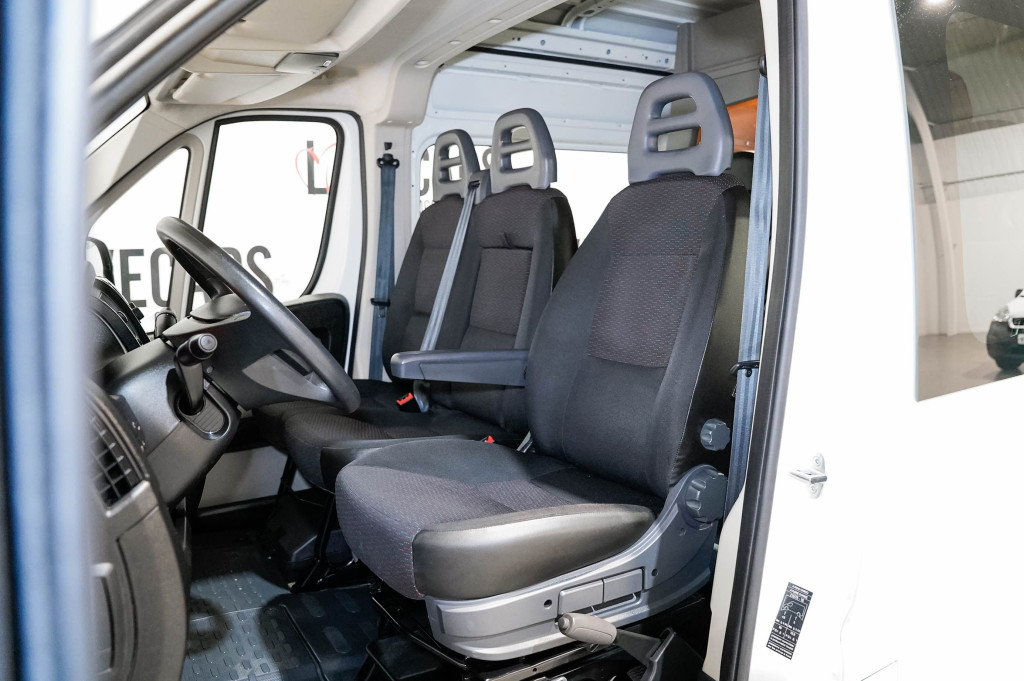 PEUGEOT BOXER BlueHDI FURGÓN COMBI 7 PLAZAS (PLATAFORMA ELEVADORA) L4 H2 160 de segunda mano
