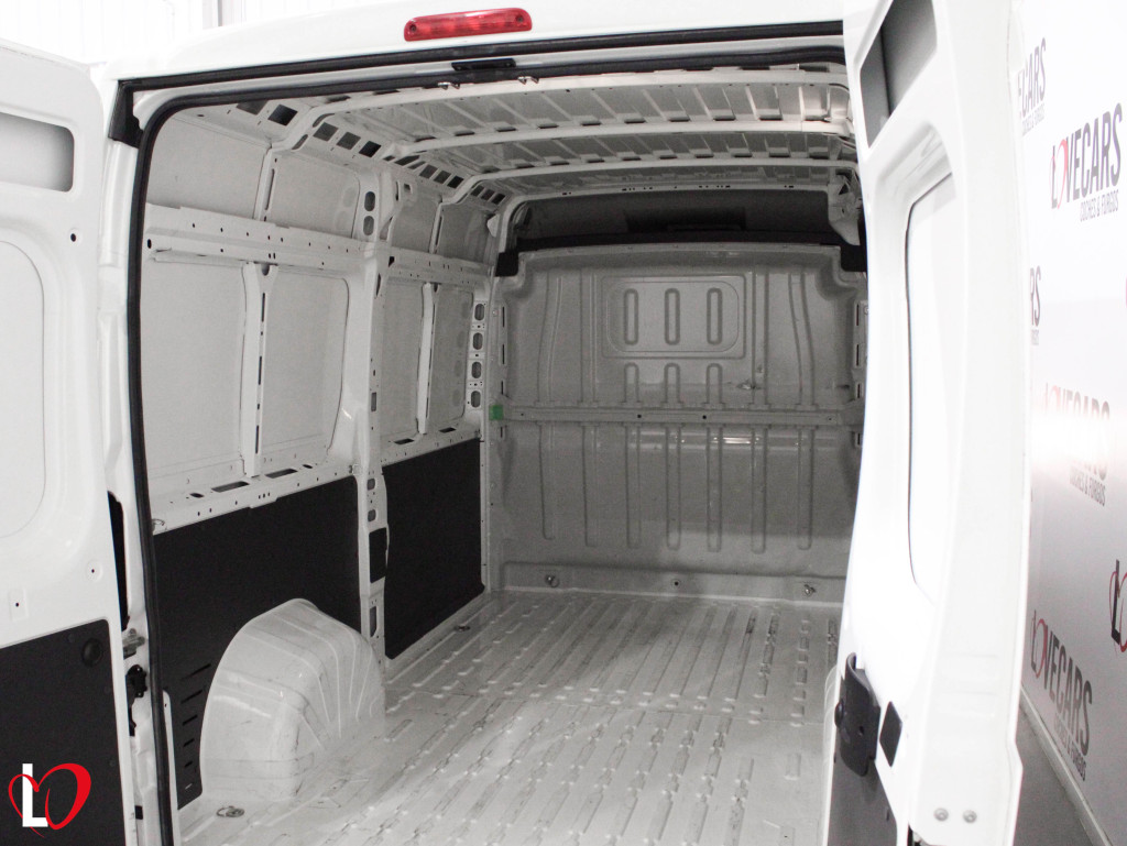 PEUGEOT BOXER BlueHDI S&S FURGÓN CERRADO 33 L2 H2 140 de segunda mano