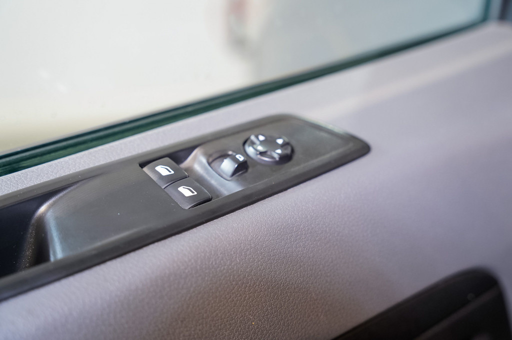 PEUGEOT EXPERT BlueHDI S&S COMBI 5 PLAZAS STANDARD 6 VEL 120 de segunda mano