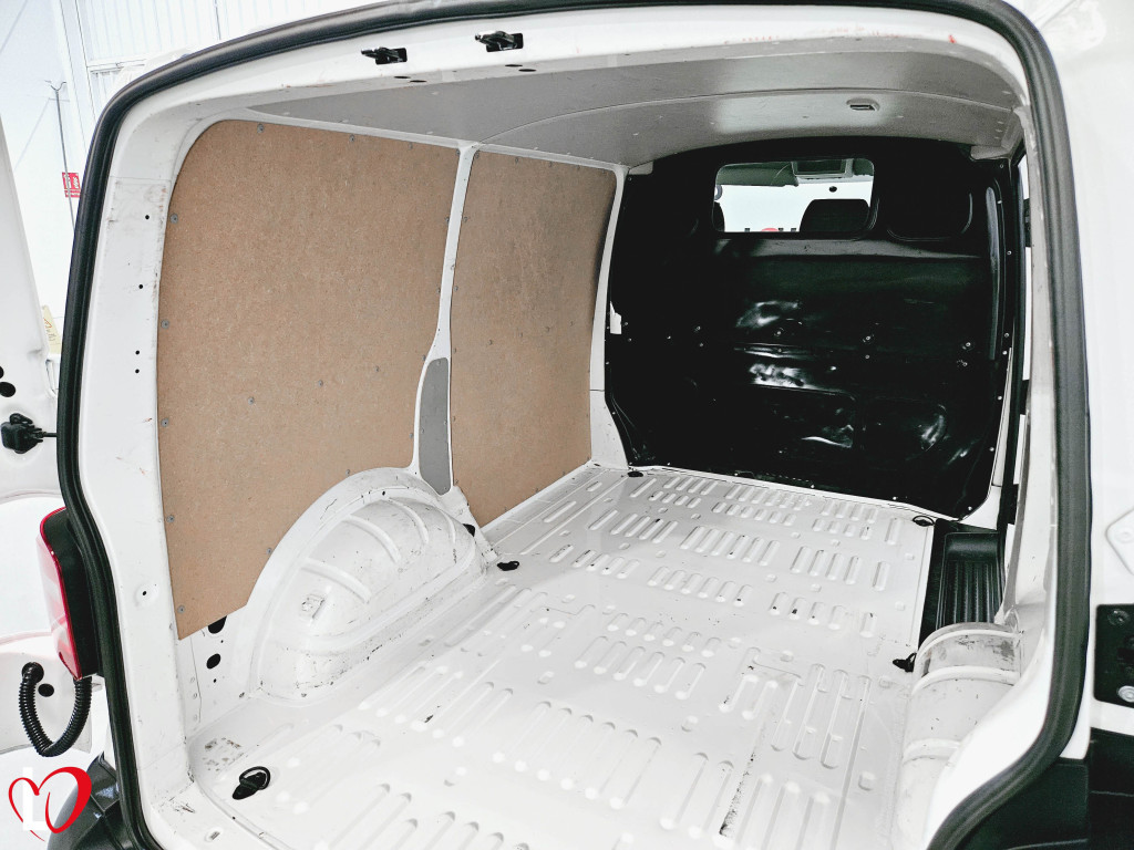 VOLKSWAGEN TRANSPORTER 2.0 TDI BMT FURGÓN CERRADO 102 de segunda mano