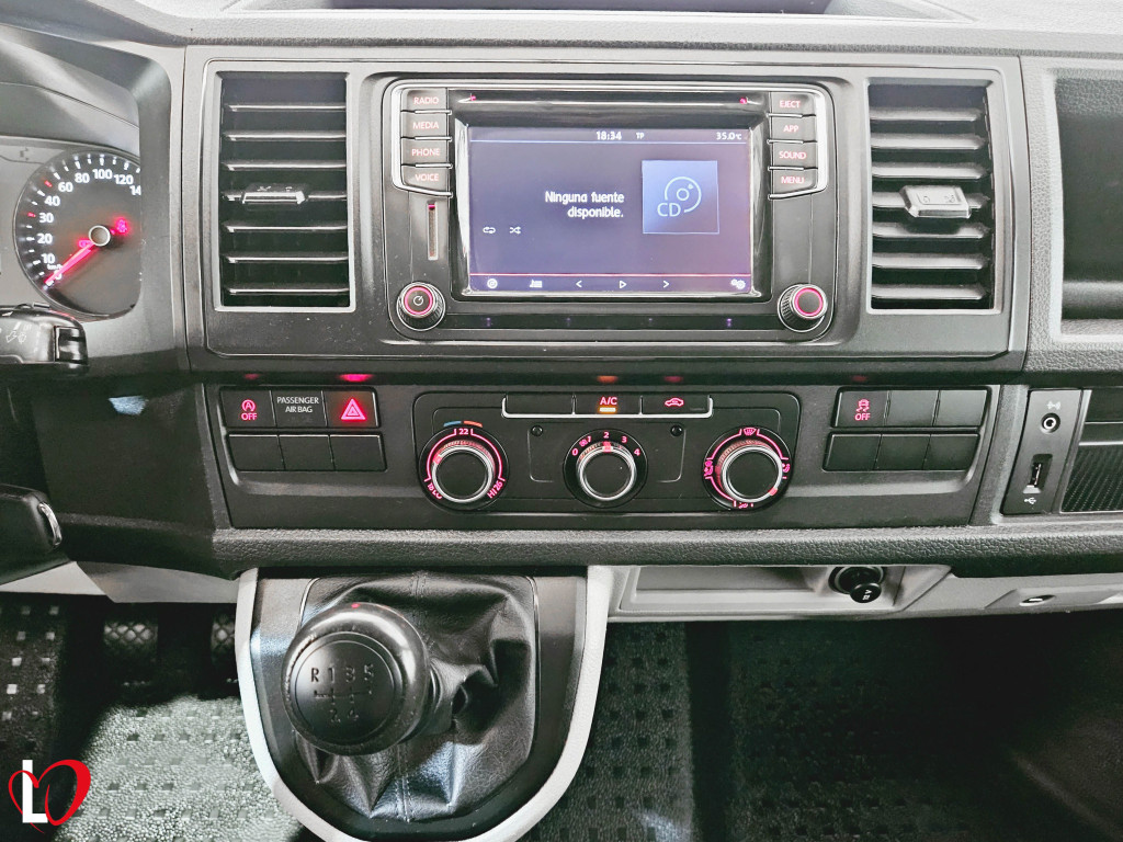 VOLKSWAGEN TRANSPORTER 2.0 TDI BMT FURGÓN CERRADO 102 de segunda mano