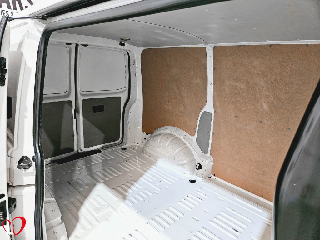VOLKSWAGEN TRANSPORTER 2.0 TDI BMT FURGÓN CERRADO 102 de segunda mano