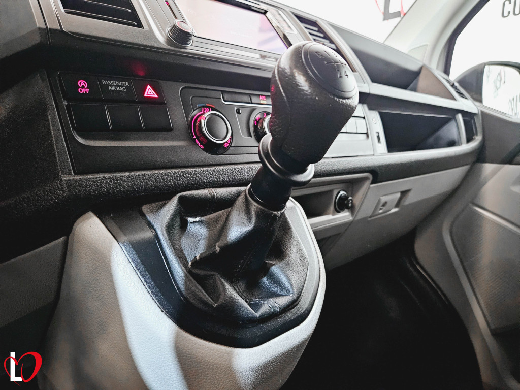 VOLKSWAGEN TRANSPORTER 2.0 TDI BMT FURGÓN CERRADO 102 de segunda mano