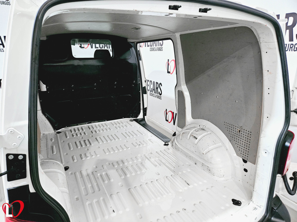 VOLKSWAGEN TRANSPORTER 2.0 TDI BMT FURGÓN CERRADO 102 de segunda mano