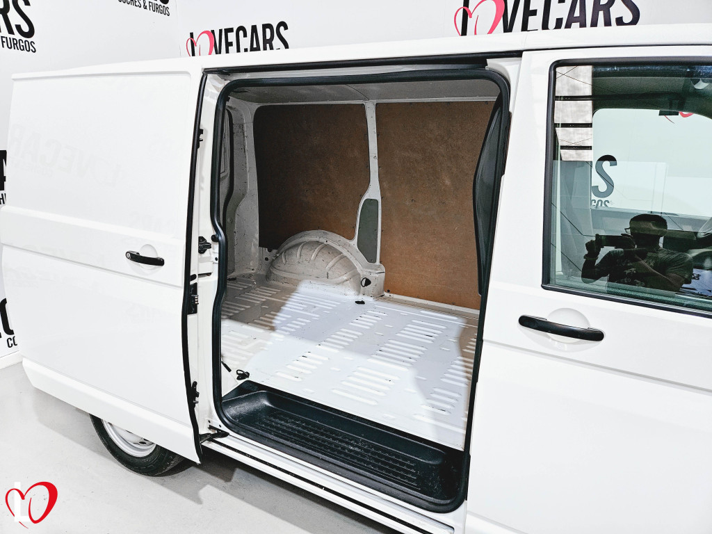 VOLKSWAGEN TRANSPORTER 2.0 TDI BMT FURGÓN CERRADO 102 de segunda mano