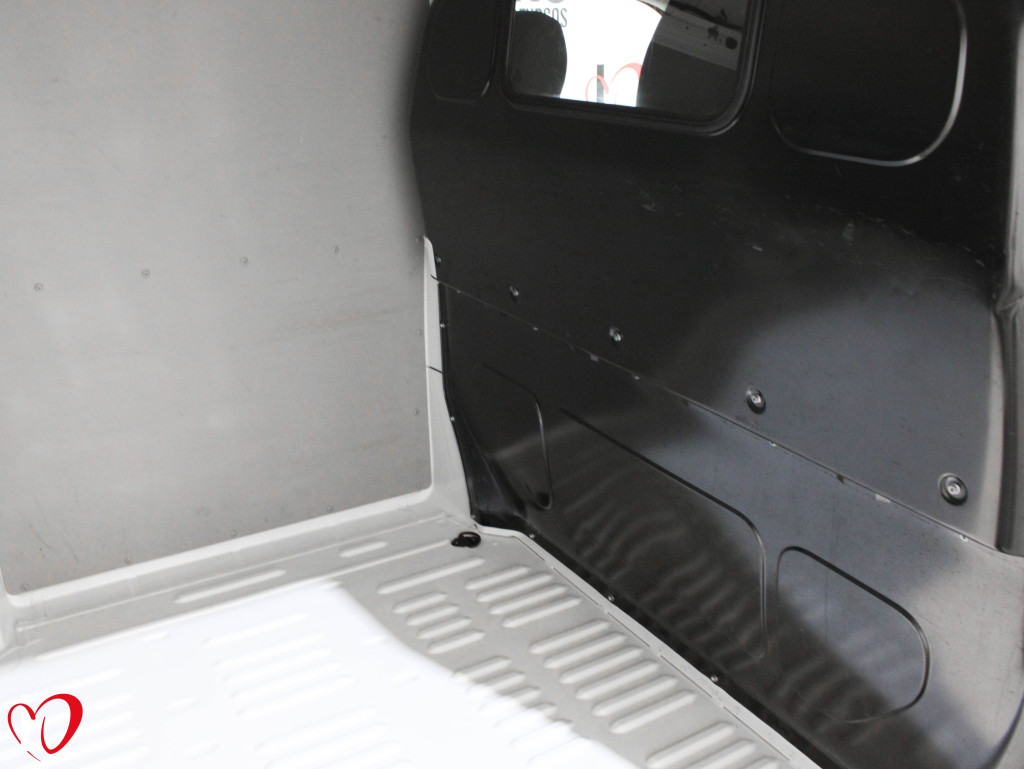VOLKSWAGEN TRANSPORTER 2.0 TDI FURGÓN CERRADO L2 H2 102 de segunda mano