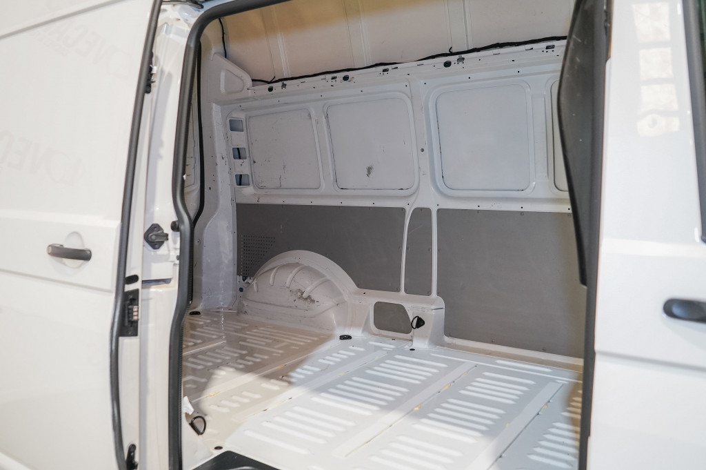VOLKSWAGEN TRANSPORTER 2.0 TDI FURGON H2 L1 102 de segunda mano