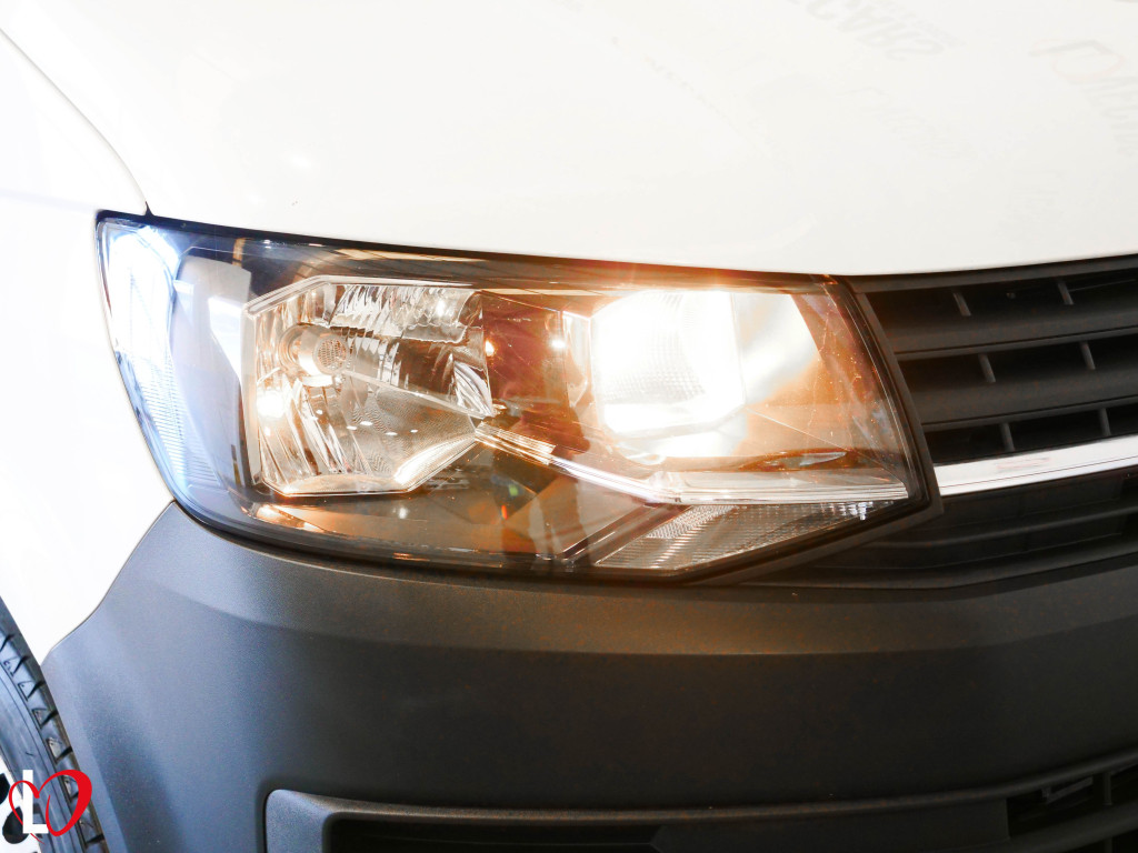 VOLKSWAGEN TRANSPORTER 2.0 TDI FURGÓN MIXTO 5 PLAZAS LARGO 150 de segunda mano