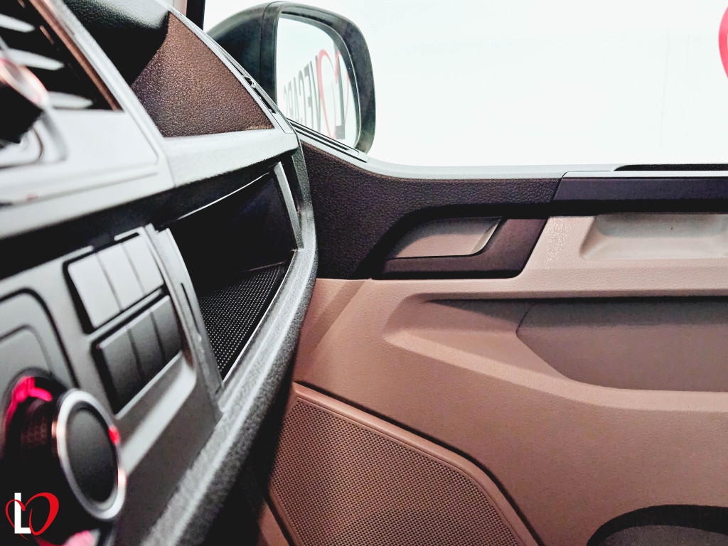 VOLKSWAGEN TRANSPORTER 2.0 TDI FURGÓN TALLER 102 de segunda mano