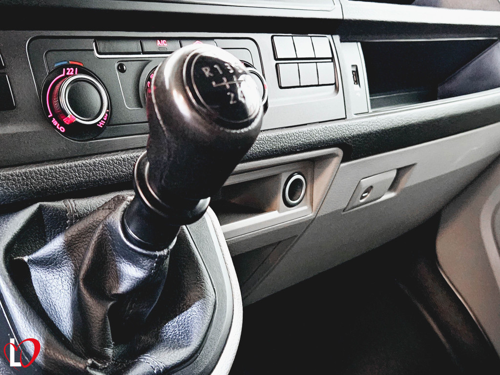 VOLKSWAGEN TRANSPORTER 2.0 TDI FURGÓN TALLER 102 de segunda mano