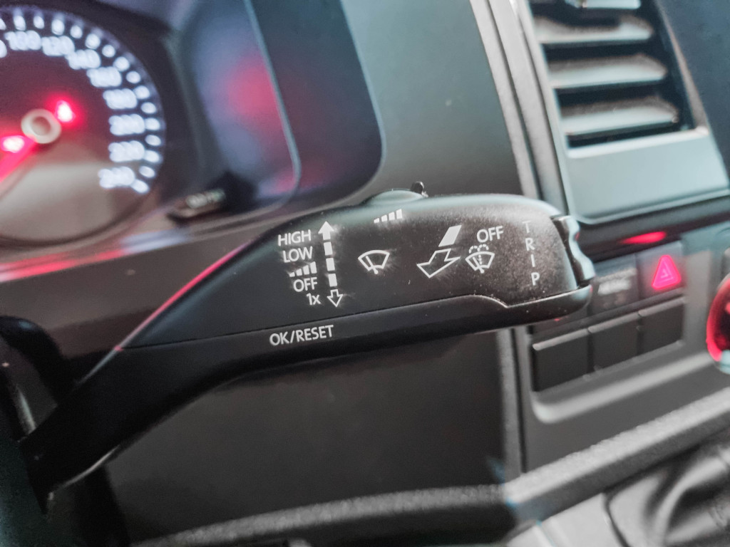VOLKSWAGEN TRANSPORTER 2.0 TDI PLUS COMBI 6 PLAZAS de segunda mano