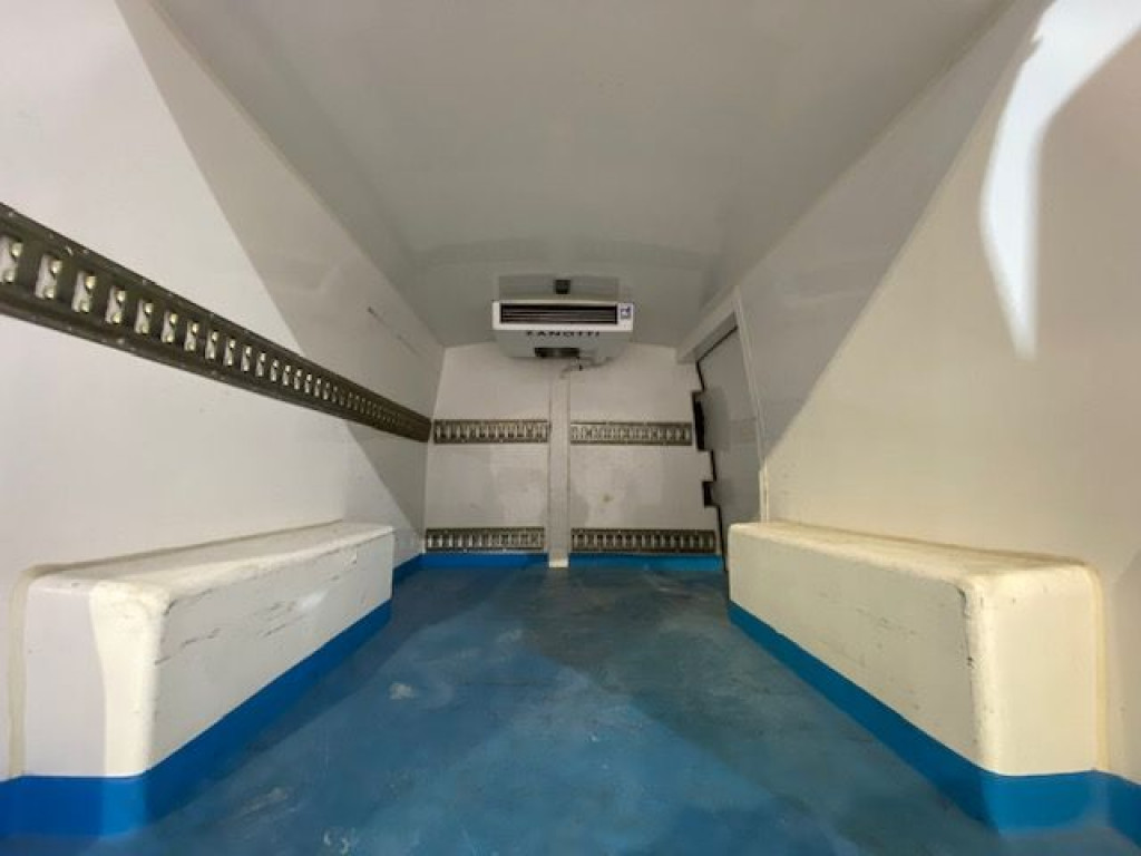 VOLKSWAGEN TRANSPORTER TDI FURGON ISOTERMO + EQUIPO FRIO de segunda mano
